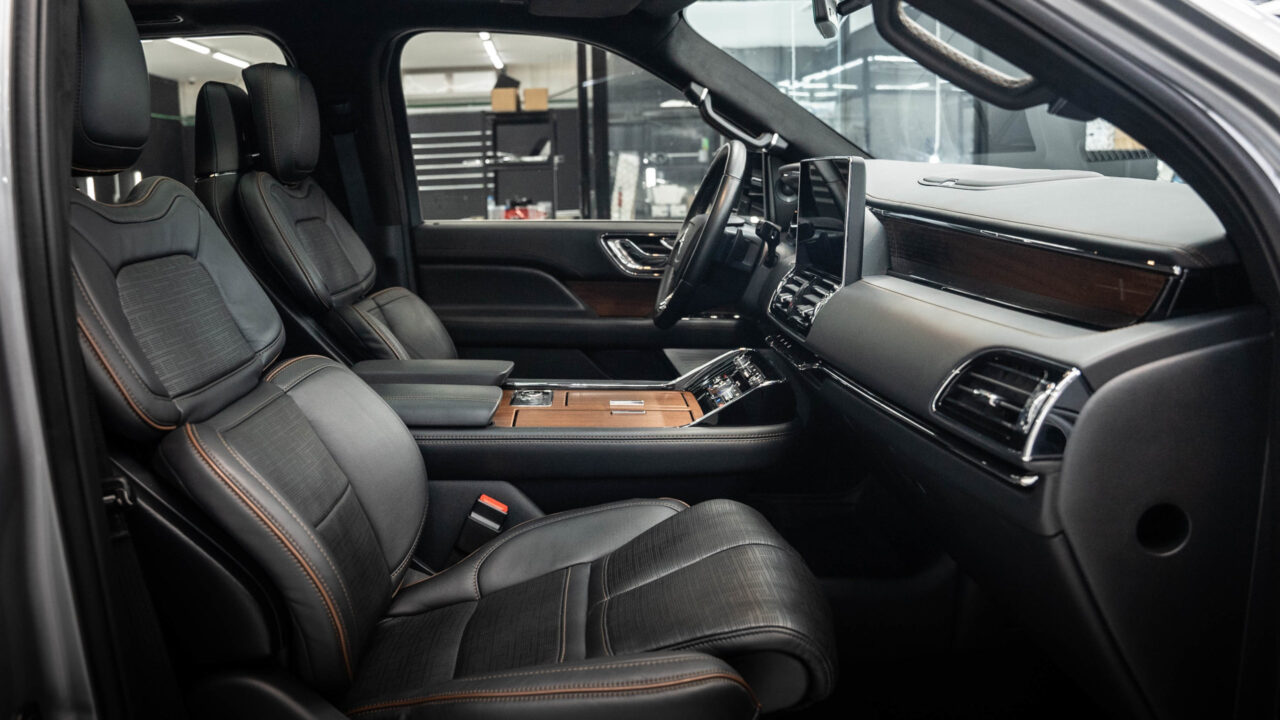 Lincoln Navigator Grey