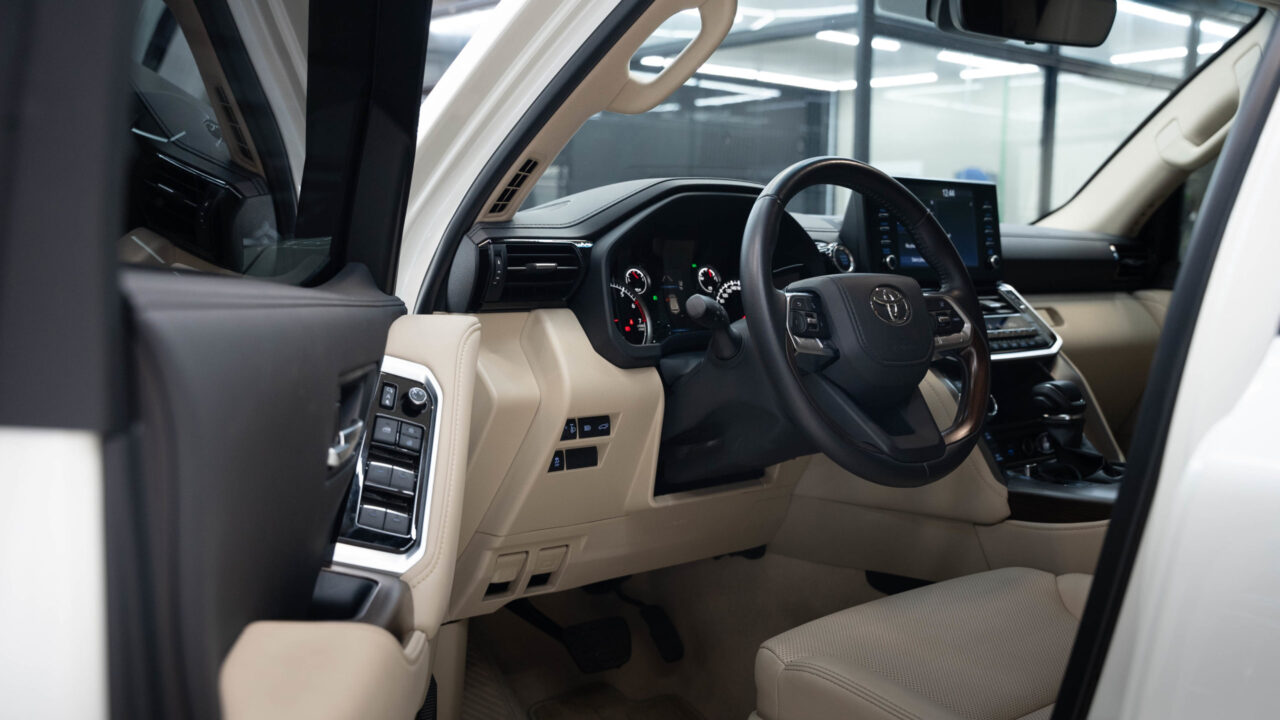 Toyota Land Cruiser 300 White