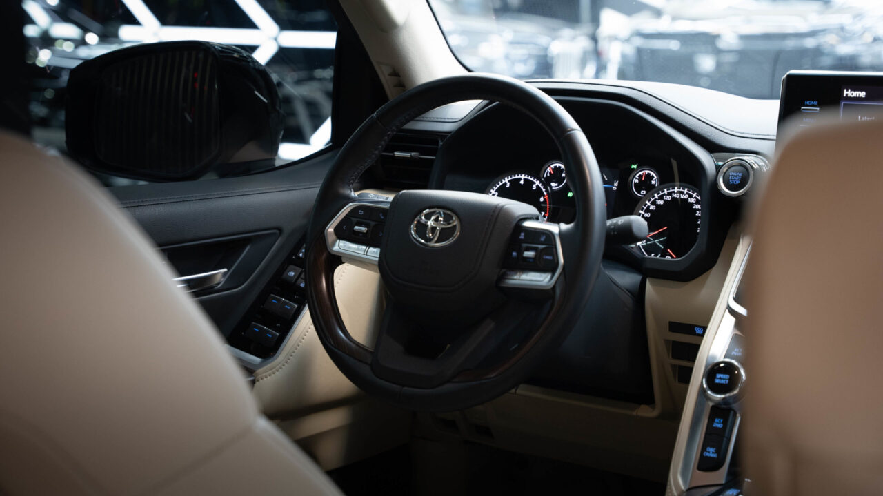 Toyota Land Cruiser 300 White