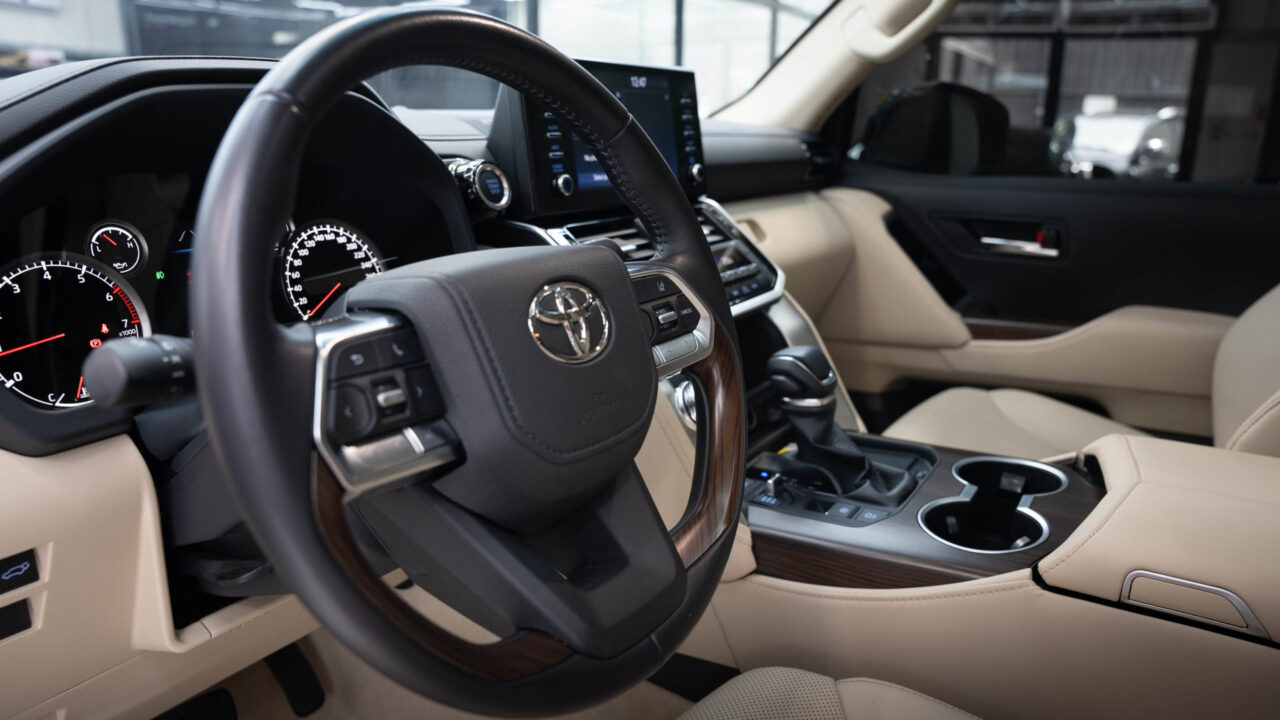 Toyota Land Cruiser 300 White