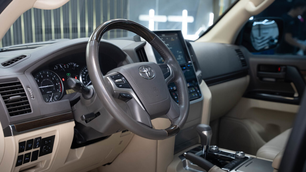 Toyota Land Cruiser 200 Black