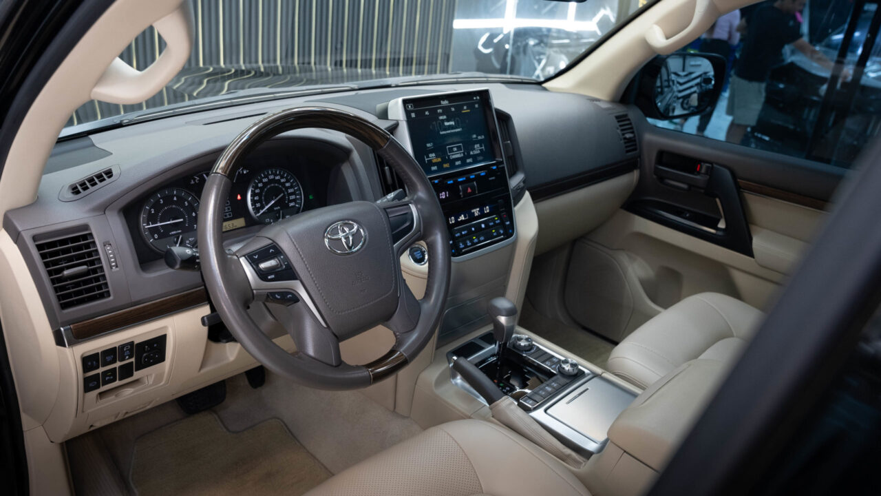 Toyota Land Cruiser 200 Black