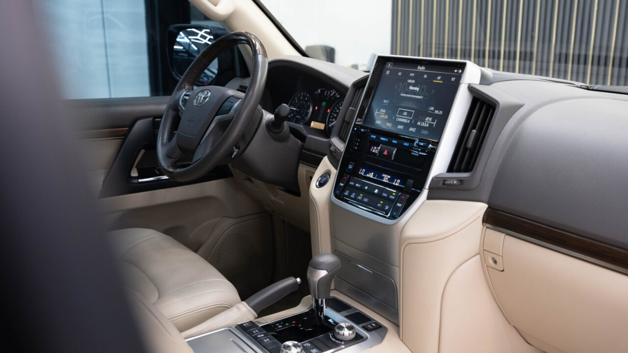 Toyota Land Cruiser 200 Black