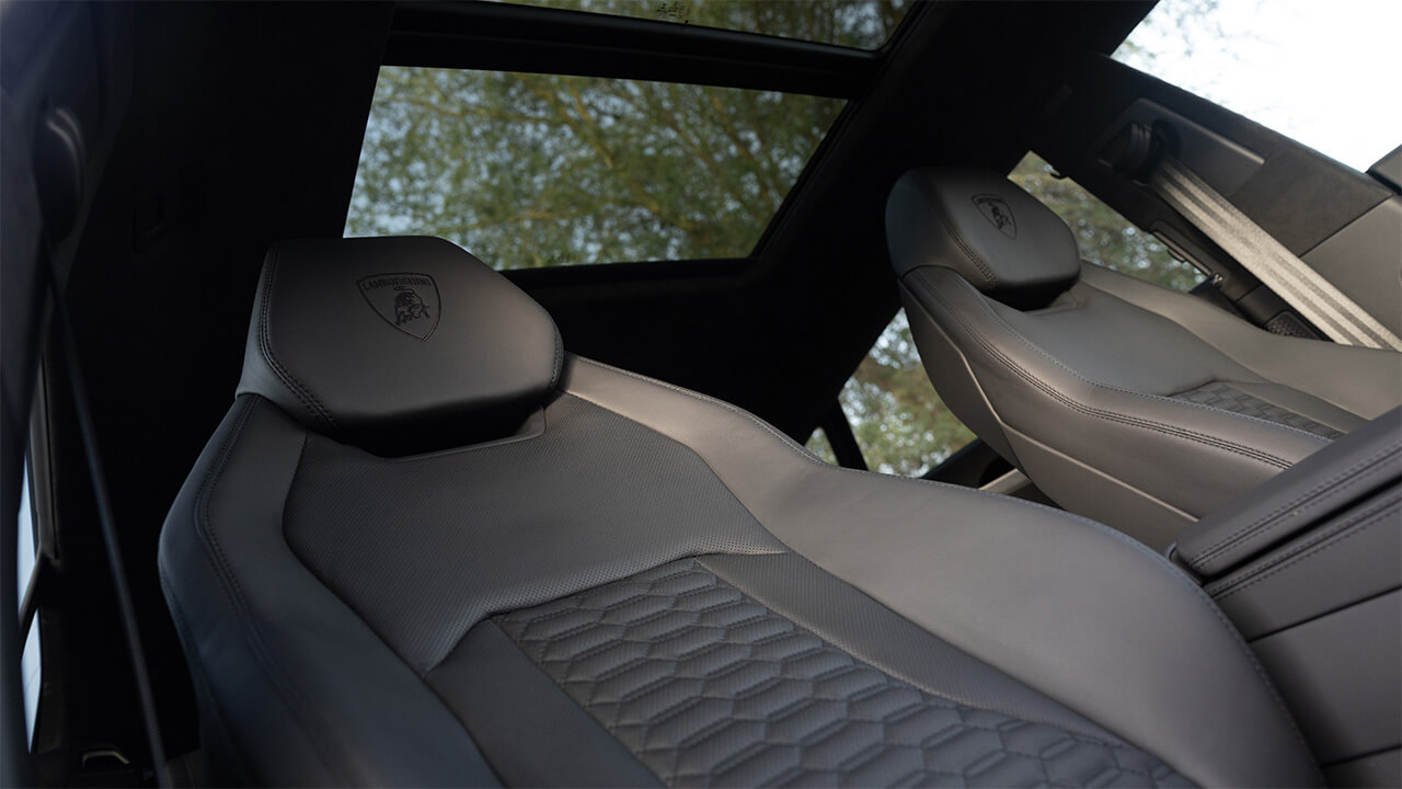 Lamborghini Urus Violet