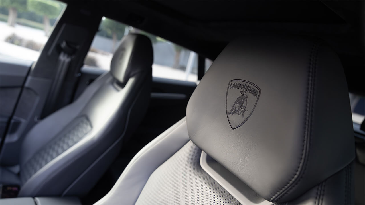 Lamborghini Urus Violet