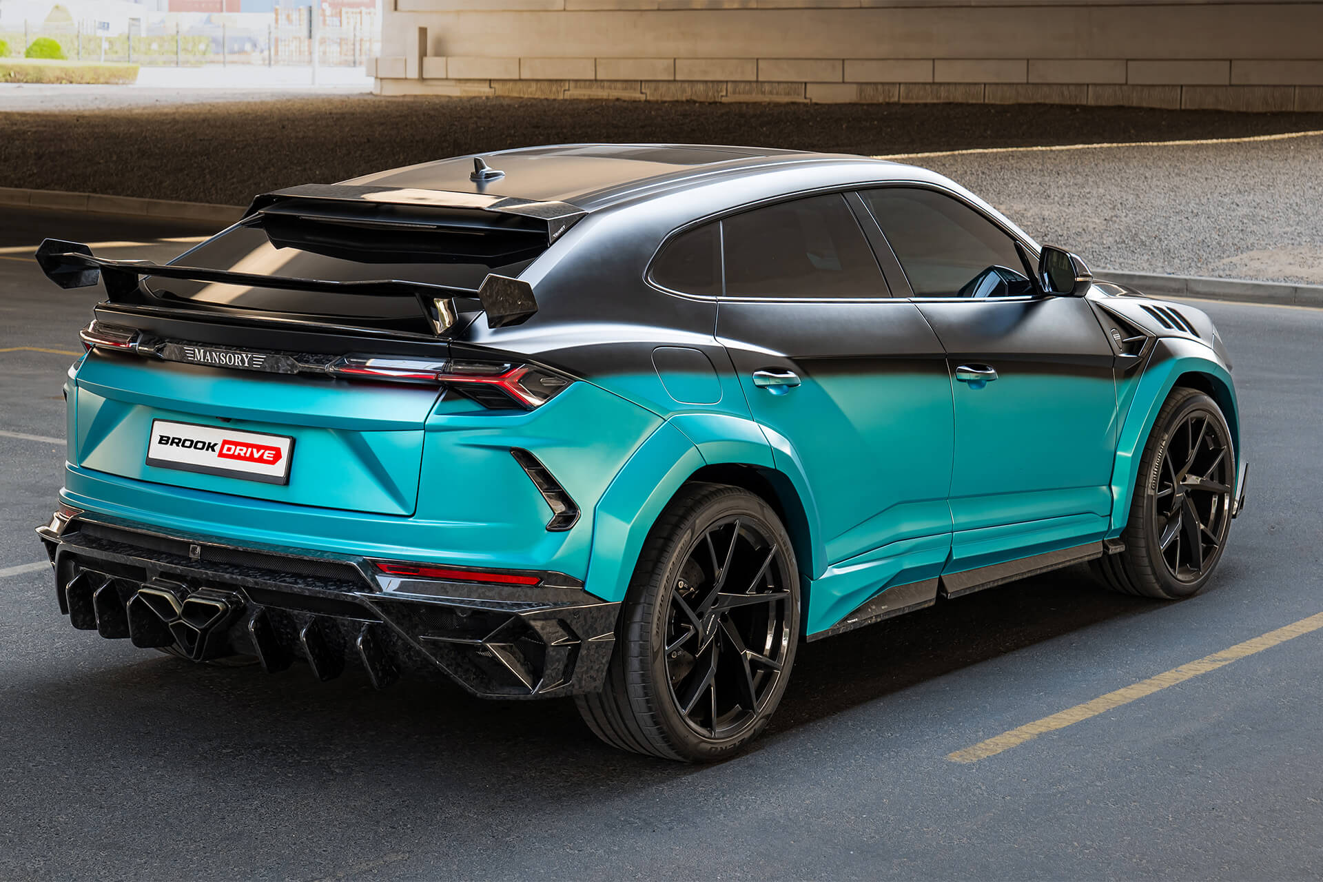 Lamborghini Urus Mansory Turquoise to Black Gradient