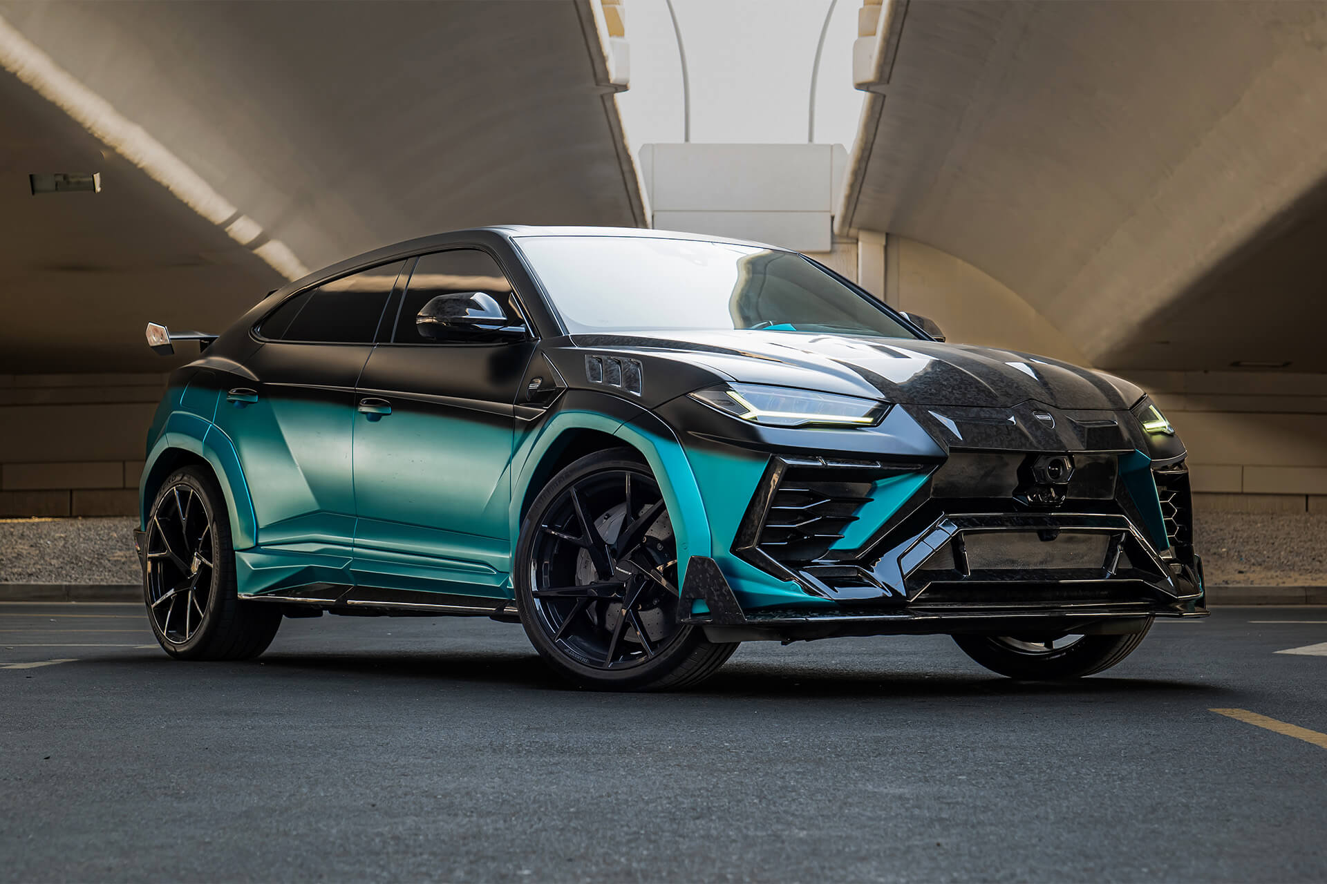 Lamborghini Urus Mansory Turquoise to Black Gradient