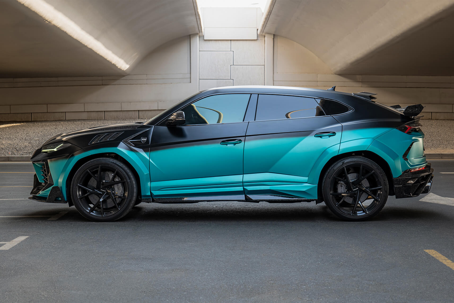 Lamborghini Urus Mansory Turquoise to Black Gradient