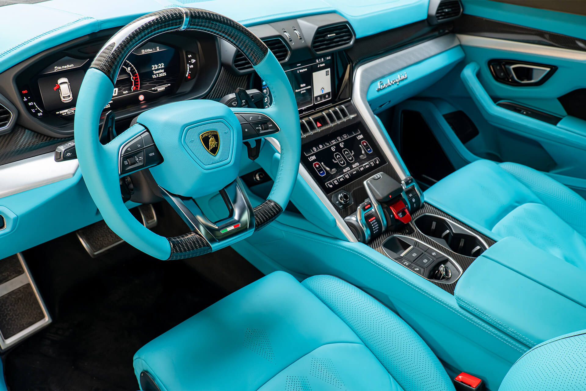 Lamborghini Urus Mansory Turquoise to Black Gradient